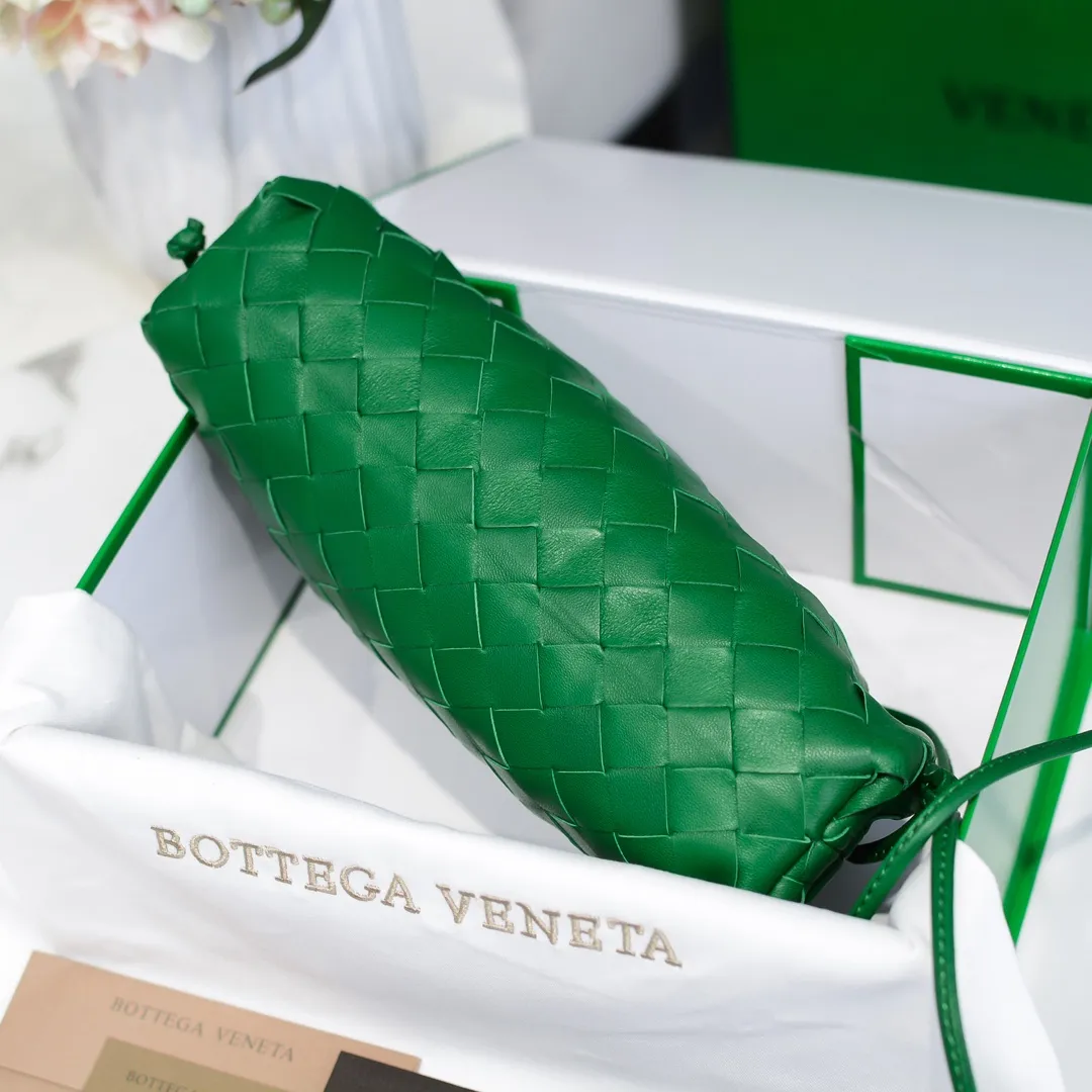 BV cloud bag is in stock, coarse weave, large plaid weave, the pouch cloud bag. Needless to say, this year's most popular bag is not without its reason. The minimalist and slightly wrinkled design is both advanced and a bit lazy. After the new designer came, he directly changed it to a large weave and became super young. It also has a touch of fashion. You must buy it. This year's must-have bag. Size: 22×12×7cm. Real shot ❤️